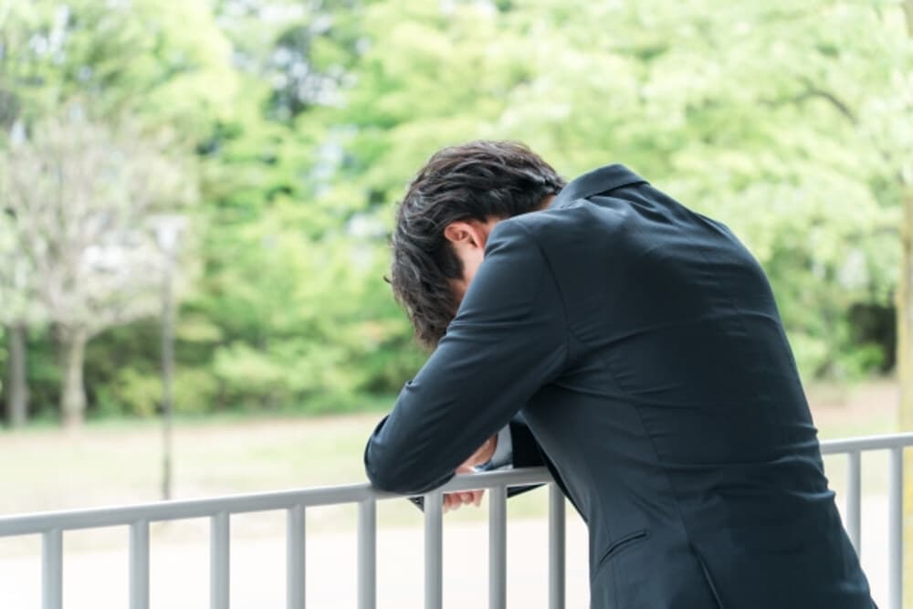 ポーカーのベットで失敗して落ち込む人